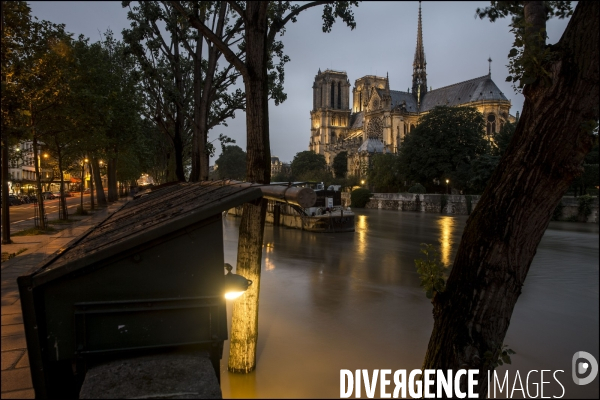 La crue exceptionnelle de la Seine à Paris stabilisée à 6,09 m provoque des inondations sur les berges