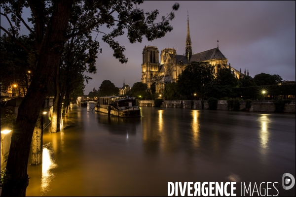 La crue exceptionnelle de la Seine à Paris stabilisée à 6,09 m provoque des inondations sur les berges