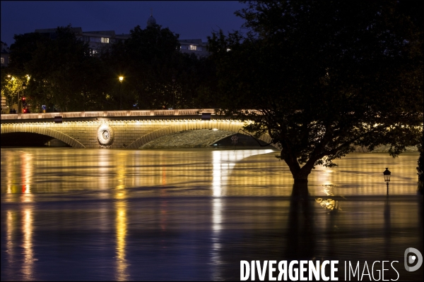 La crue exceptionnelle de la Seine à Paris stabilisée à 6,09 m provoque des inondations sur les berges