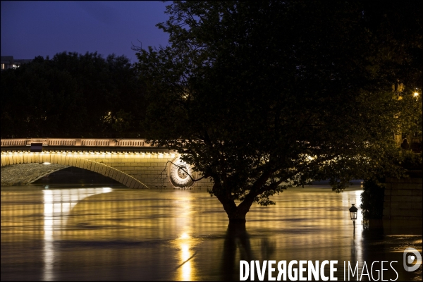 La crue exceptionnelle de la Seine à Paris stabilisée à 6,09 m provoque des inondations sur les berges