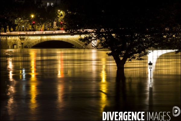 La crue exceptionnelle de la Seine à Paris stabilisée à 6,09 m provoque des inondations sur les berges