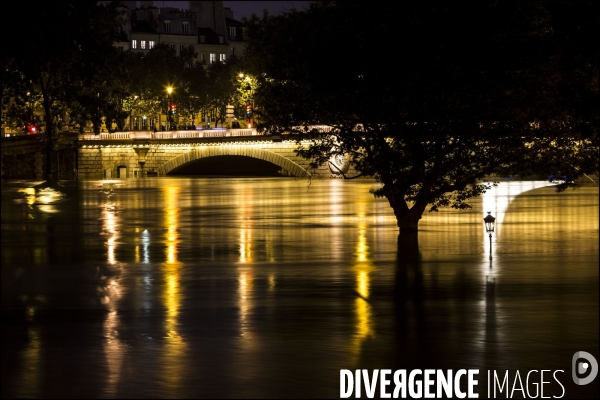 La crue exceptionnelle de la Seine à Paris stabilisée à 6,09 m provoque des inondations sur les berges