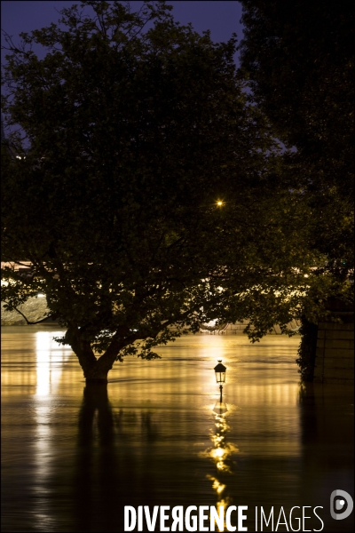 La crue exceptionnelle de la Seine à Paris stabilisée à 6,09 m provoque des inondations sur les berges