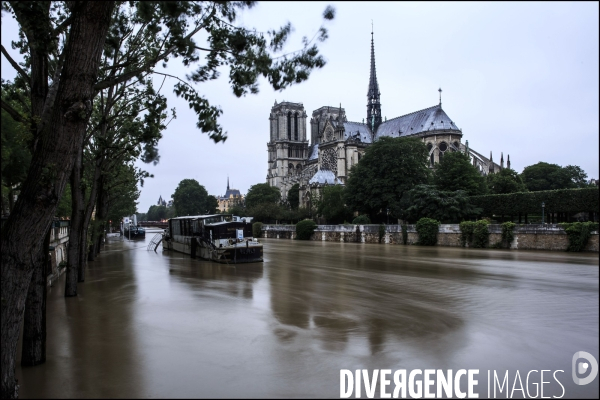 La crue exceptionnelle de la Seine à Paris stabilisée à 6,09 m provoque des inondations sur les berges