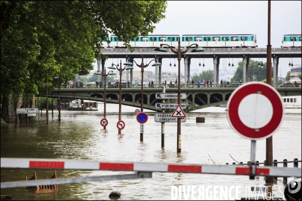 La crue exceptionnelle de la Seine à Paris stabilisée à 6,09 m provoque des inondations sur les berges