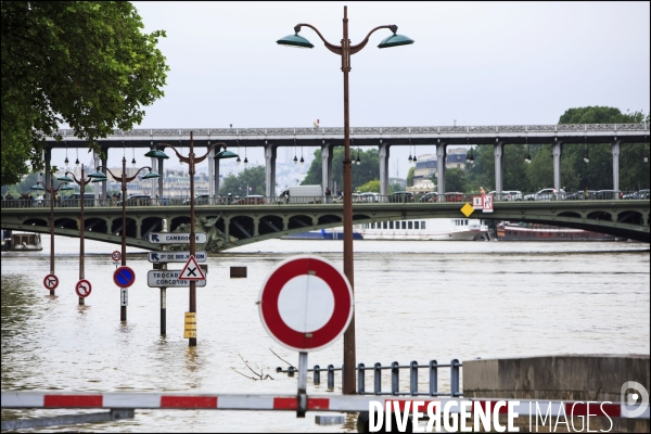 La crue exceptionnelle de la Seine à Paris stabilisée à 6,09 m provoque des inondations sur les berges