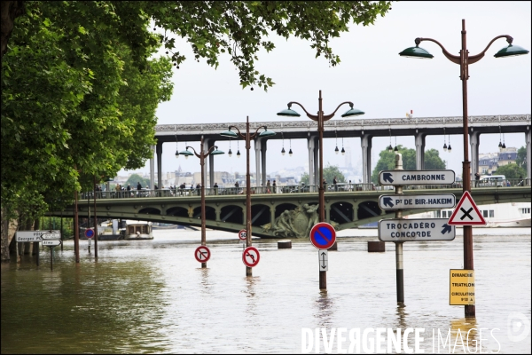 La crue exceptionnelle de la Seine à Paris stabilisée à 6,09 m provoque des inondations sur les berges