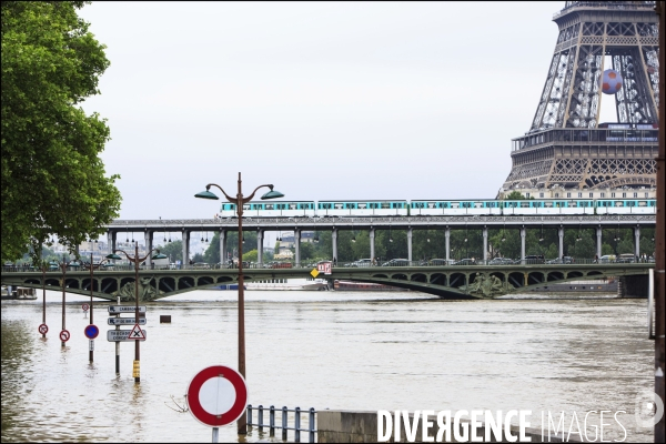 La crue exceptionnelle de la Seine à Paris stabilisée à 6,09 m provoque des inondations sur les berges