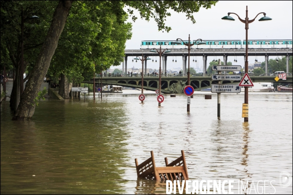 La crue exceptionnelle de la Seine à Paris stabilisée à 6,09 m provoque des inondations sur les berges