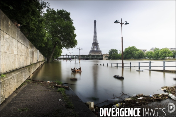 La crue exceptionnelle de la Seine à Paris stabilisée à 6,09 m provoque des inondations sur les berges