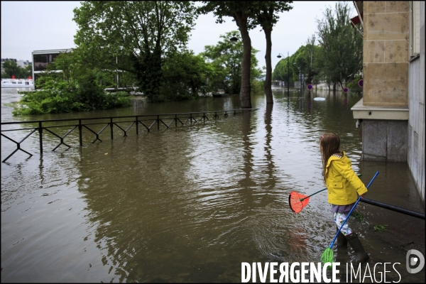 La crue exceptionnelle de la Seine à Paris stabilisée à 6,09 m provoque des inondations sur les berges