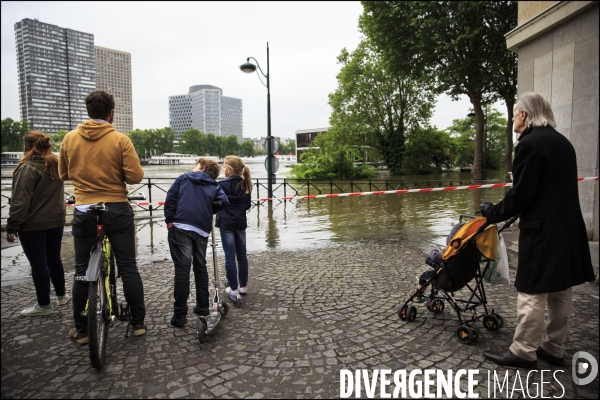 La crue exceptionnelle de la Seine à Paris stabilisée à 6,09 m provoque des inondations sur les berges