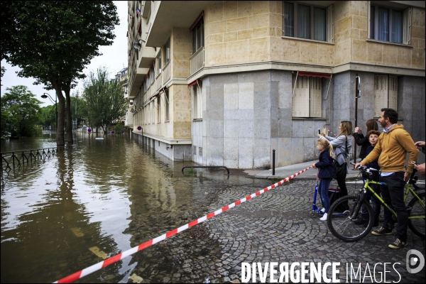 La crue exceptionnelle de la Seine à Paris stabilisée à 6,09 m provoque des inondations sur les berges