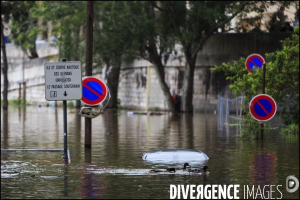 La crue exceptionnelle de la Seine à Paris stabilisée à 6,09 m provoque des inondations sur les berges