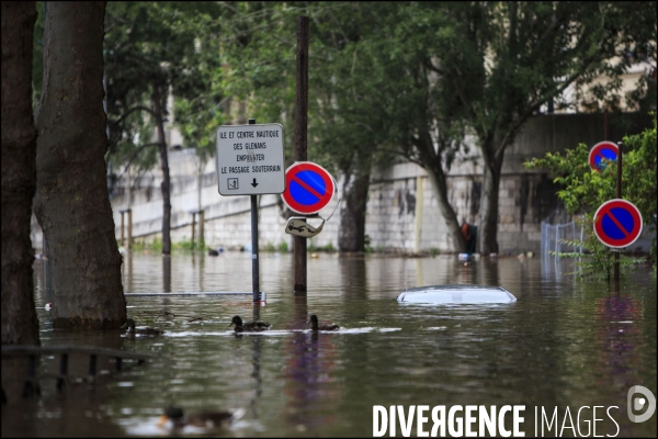 La crue exceptionnelle de la Seine à Paris stabilisée à 6,09 m provoque des inondations sur les berges