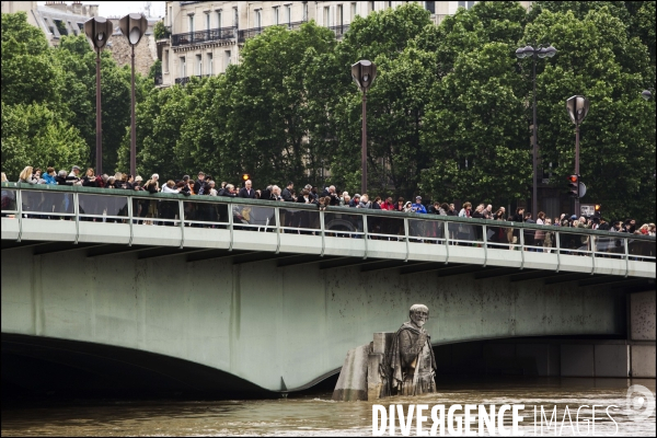 La crue exceptionnelle de la Seine à Paris stabilisée à 6,09 m provoque des inondations sur les berges