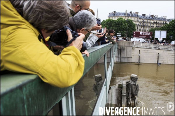 La crue exceptionnelle de la Seine à Paris stabilisée à 6,09 m provoque des inondations sur les berges