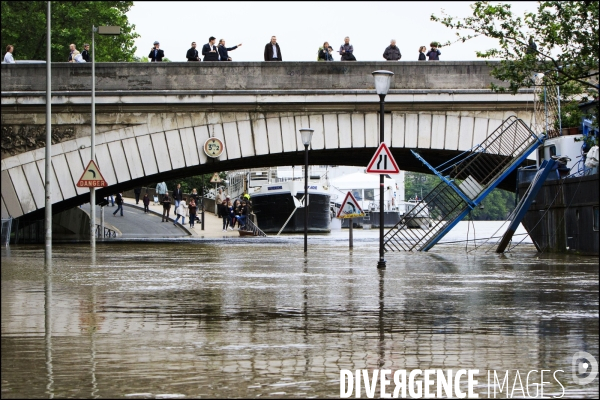 La crue exceptionnelle de la Seine à Paris stabilisée à 6,09 m provoque des inondations sur les berges