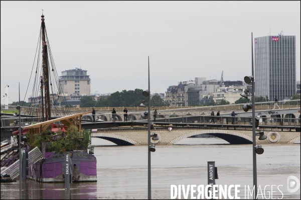 La crue exceptionnelle de la Seine à Paris stabilisée à 6,09 m provoque des inondations sur les berges