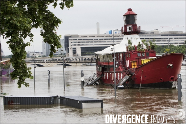 La crue exceptionnelle de la Seine à Paris stabilisée à 6,09 m provoque des inondations sur les berges