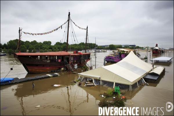 La crue exceptionnelle de la Seine à Paris stabilisée à 6,09 m provoque des inondations sur les berges