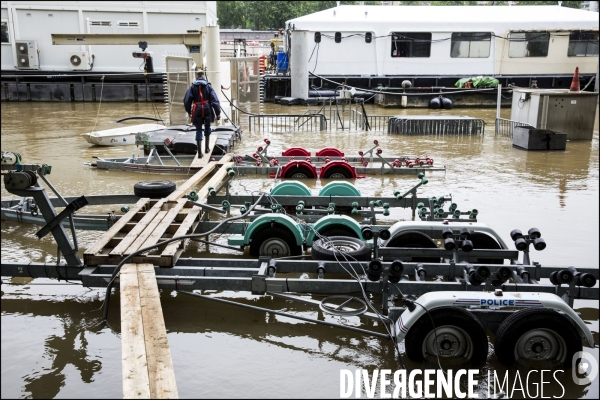 La crue exceptionnelle de la Seine à Paris stabilisée à 6,09 m provoque des inondations sur les berges