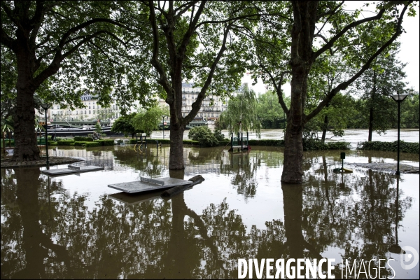 La crue exceptionnelle de la Seine à Paris stabilisée à 6,09 m provoque des inondations sur les berges