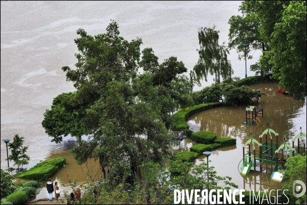 La crue exceptionnelle de la Seine à Paris stabilisée à 6,09 m provoque des inondations sur les berges