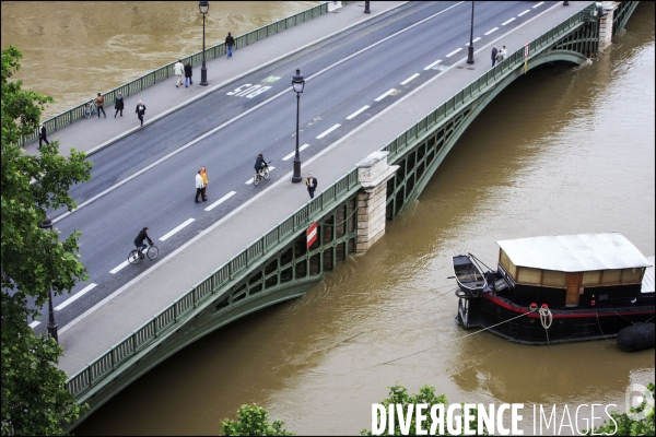 La crue exceptionnelle de la Seine à Paris stabilisée à 6,09 m provoque des inondations sur les berges