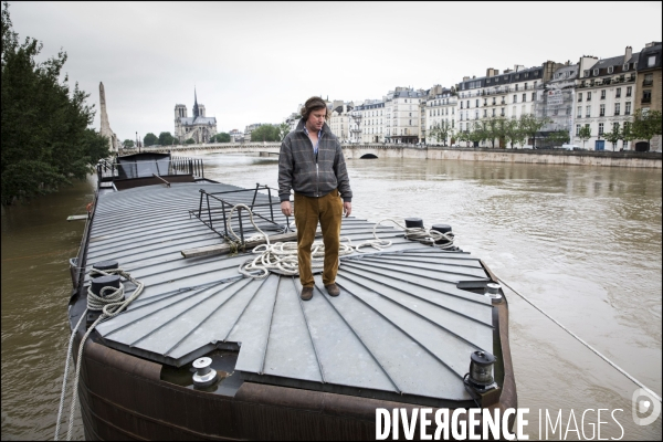 La crue exceptionnelle de la Seine à Paris stabilisée à 6,09 m provoque des inondations sur les berges