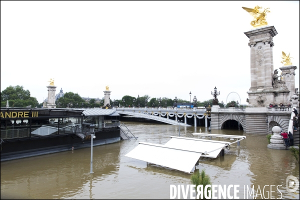 La crue exceptionnelle de la Seine à Paris stabilisée à 6,09 m provoque des inondations sur les berges