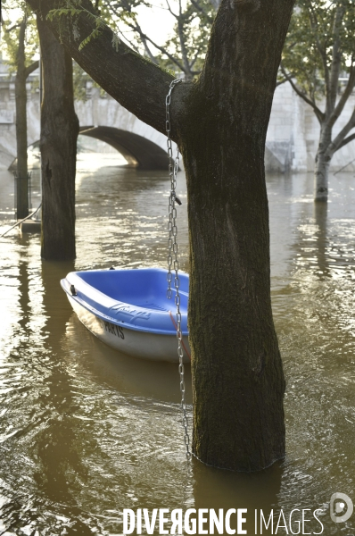 La Seine en crue à Paris. Seine flooded in Paris.