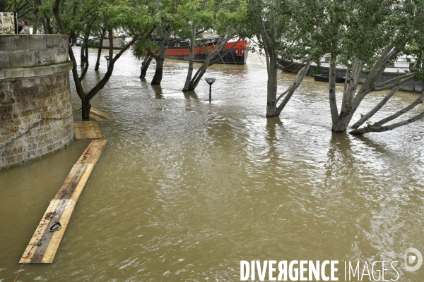 La Seine en crue à Paris. Seine flooded in Paris.