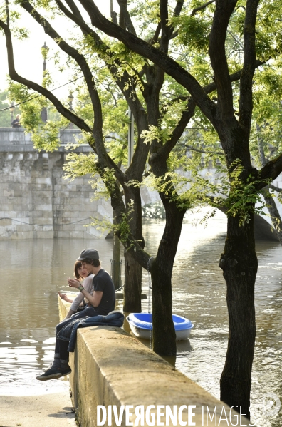 La Seine en crue à Paris. Seine flooded in Paris.