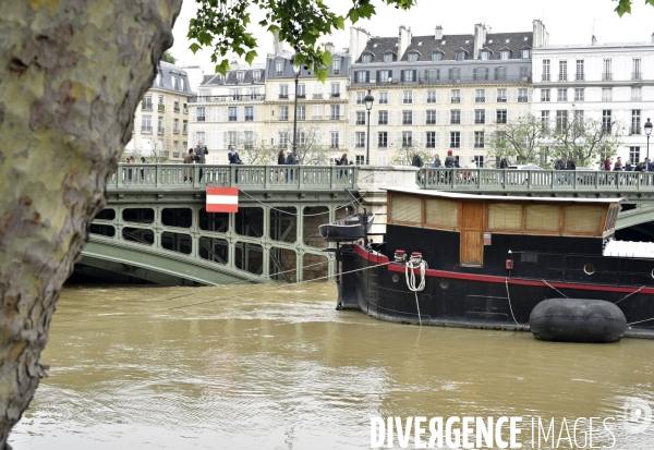 La Seine en crue à Paris. Seine flooded in Paris.
