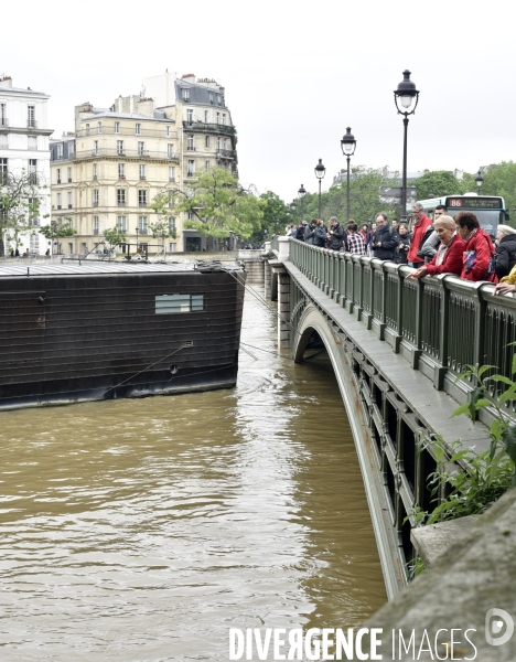 La Seine en crue à Paris. Seine flooded in Paris.