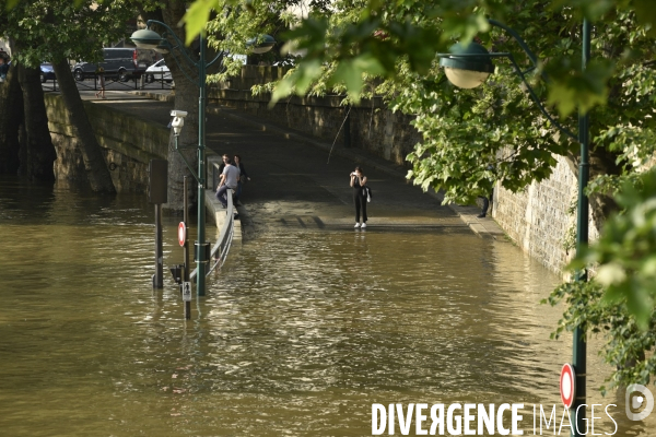 La Seine en crue à Paris. Seine flooded in Paris.