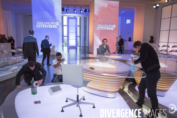 François Hollande participe à l émission Dialogues citoyens sur France 2