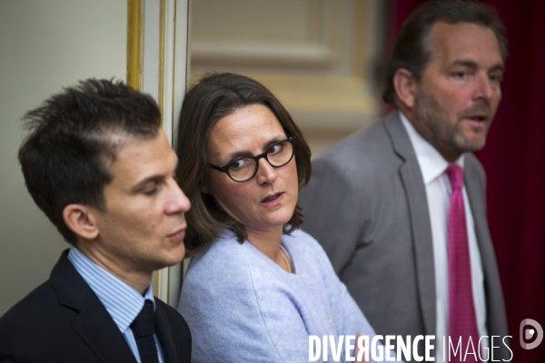 Hollande et Macron: signature Air France et Safran à l Elysée