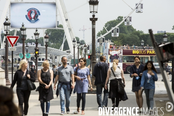 Paris se prépare à accueillir des milliers de supporters de football venus de toute l Europe.