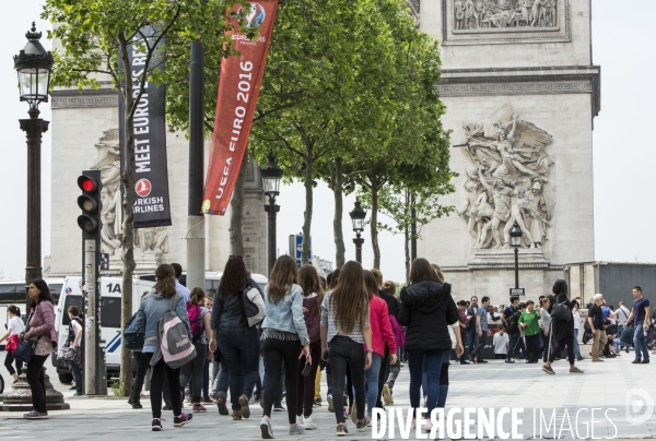 Paris se prépare à accueillir des milliers de supporters de football venus de toute l Europe.