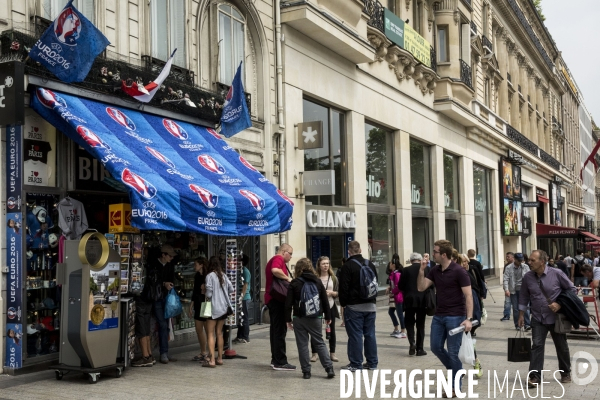 Paris se prépare à accueillir des milliers de supporters de football venus de toute l Europe.