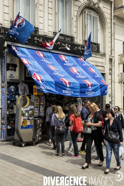 Paris se prépare à accueillir des milliers de supporters de football venus de toute l Europe.