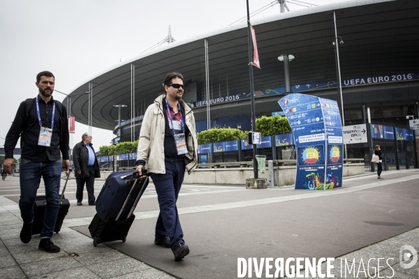 Paris se prépare à accueillir des milliers de supporters de football venus de toute l Europe.