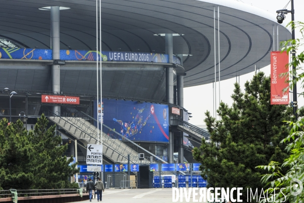 Paris se prépare à accueillir des milliers de supporters de football venus de toute l Europe.