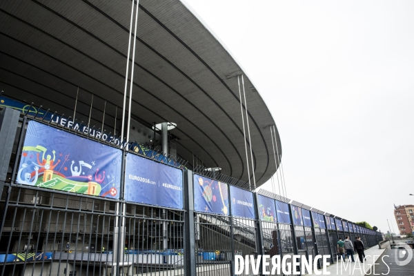 Paris se prépare à accueillir des milliers de supporters de football venus de toute l Europe.