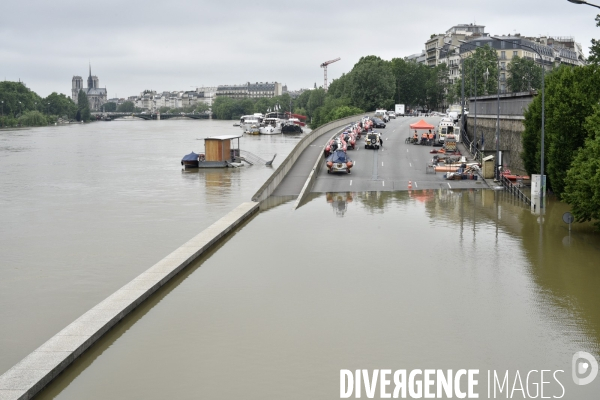 La Seine en crue à Paris. Seine flooded in Paris.