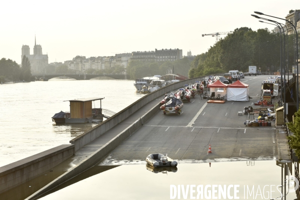 La Seine en crue à Paris. Seine flooded in Paris.