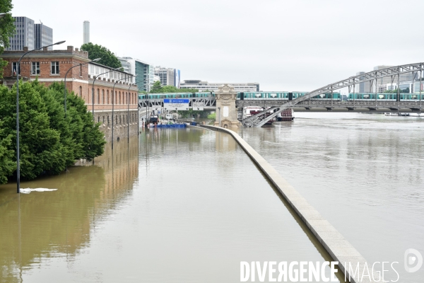 La Seine en crue à Paris. Seine flooded in Paris.