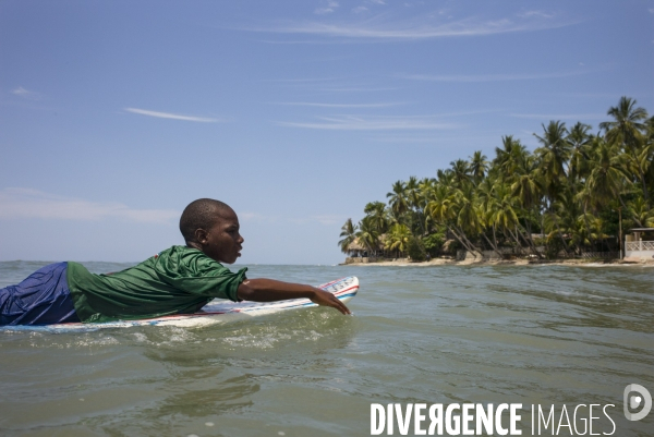 Pratique du surf en haiti.